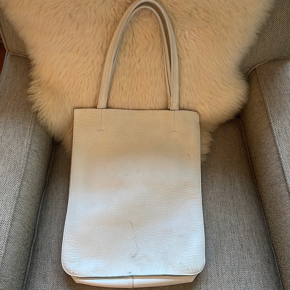 THE PLIE TOTE - Slim Magazine Tote White Leather Pebbled